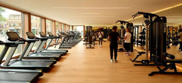 Gym floor with treadmills and people training, made by Wise for the Forma Gym ad